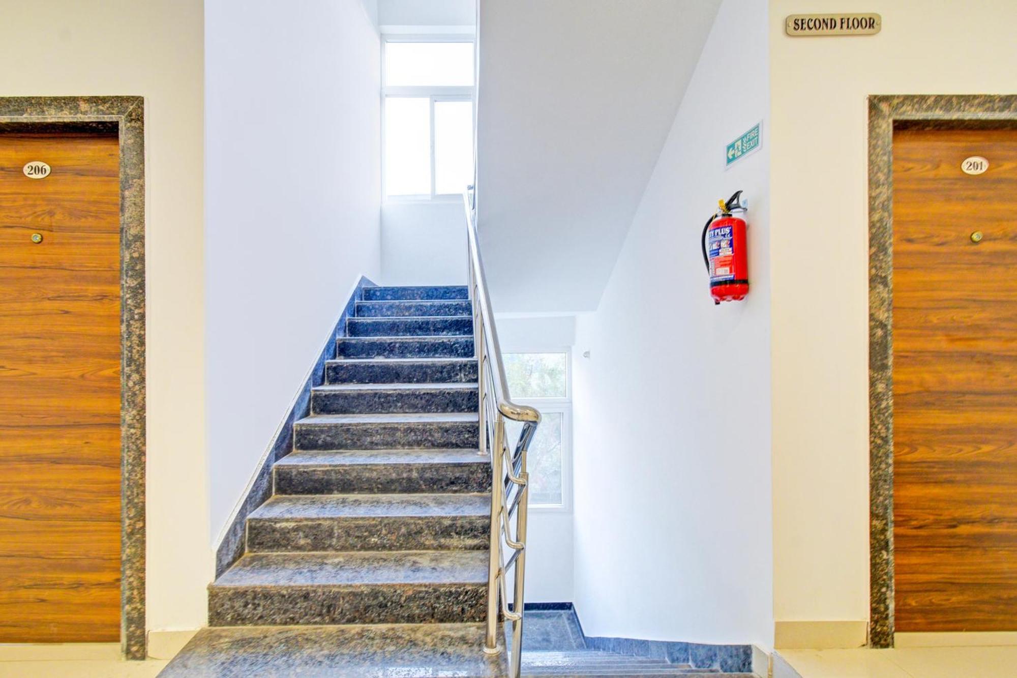 Super Townhouse Oak Suchitra Kompally Road Formerly Sun Moon Hotels Trimulgherry Eksteriør billede